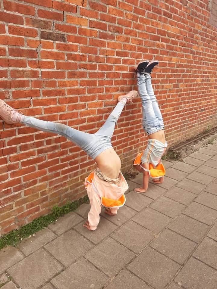 twee meisjes doen de handstand