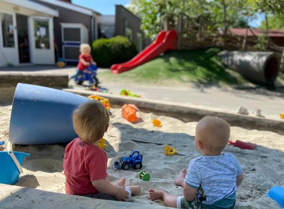 Spelen in de zandbak bij de dagopvang Zo aan de Klovenier