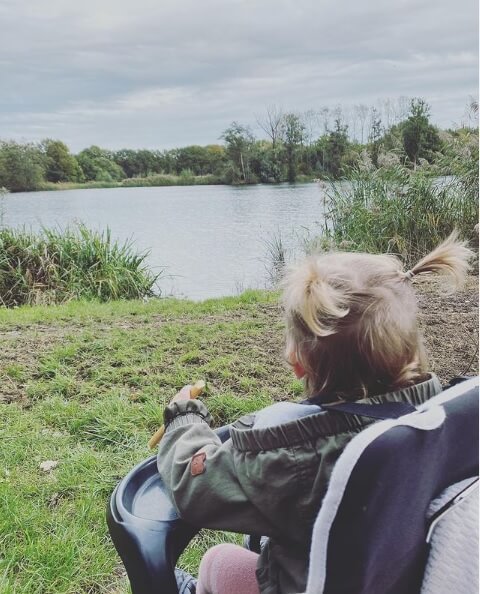 Kind zit in de buggy tijdens een uitje naar buiten met Zo aan de Klovenier