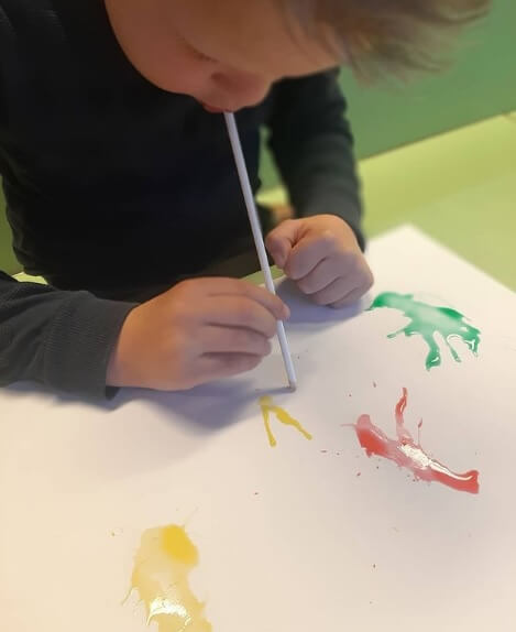 Kind is aan het verven op de op kinderopvang Zo in de Boomhut