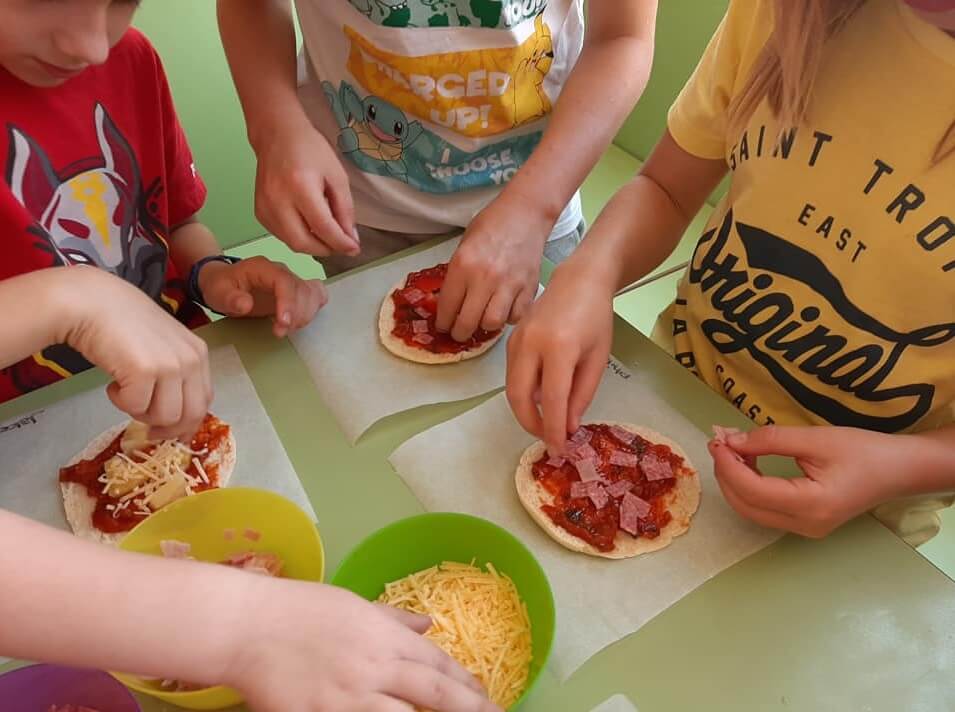 Mini pizza's maken op de kinderopvang bij Zo in de Boomhut