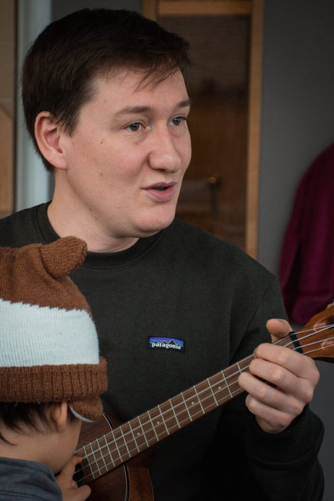 Zo Kinderopvang pedagogisch medewerker Caspar geeft muziekles