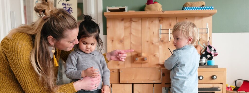 Zo Kinderopvang pedagogische medewerker laat meisje wat zien