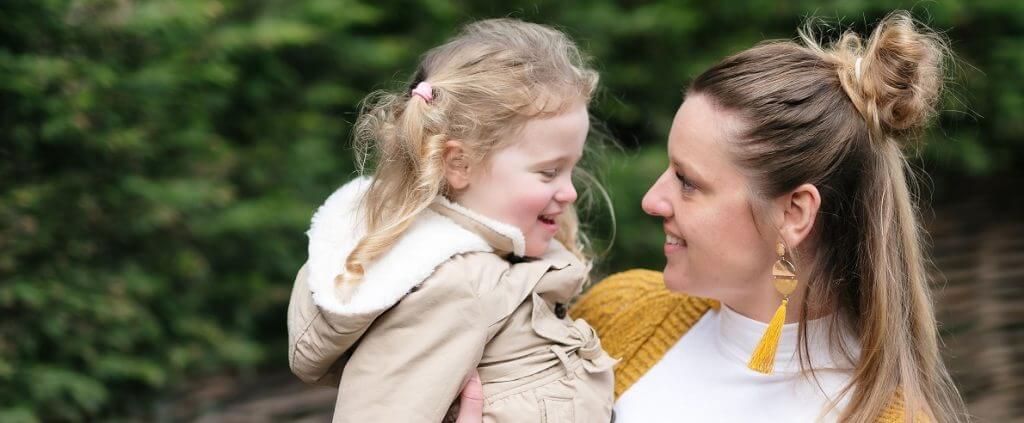 Zo Kinderopvang pedagogisch medewerker houdt meisje vast