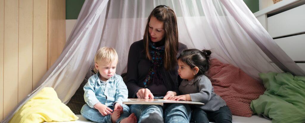 Zo Kinderopvang pedagogische medewerker leest voor uit boek