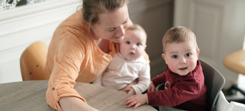 Zo Kinderopvang pedagogische medewerker zit aan tafel met baby's