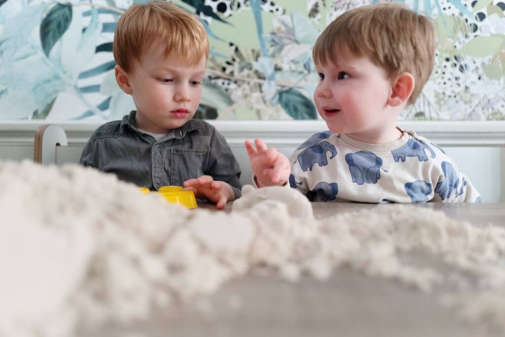 Spelen met zand op de dagopvang