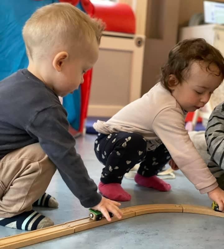 Kinderen spelen met een houten treintje bij Zo aan de Julianalaan