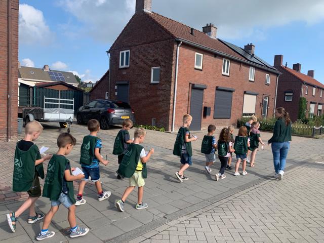 Kinderen lopen buiten met Zo Kinderopvang hesjes tijdens een uitje met de bso