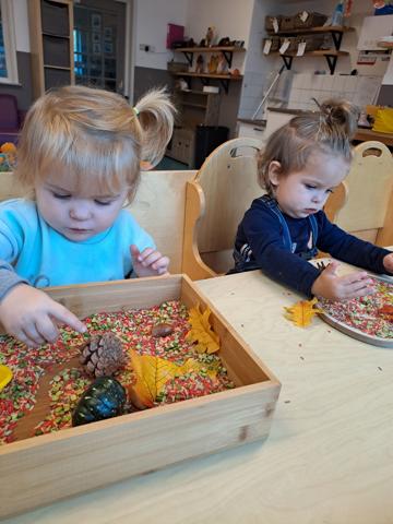 Kinderen zijn herfstknutsels aan het maken bij dagopvang Zo aan de Dortmundstraat in Nieuw-Vossemeer
