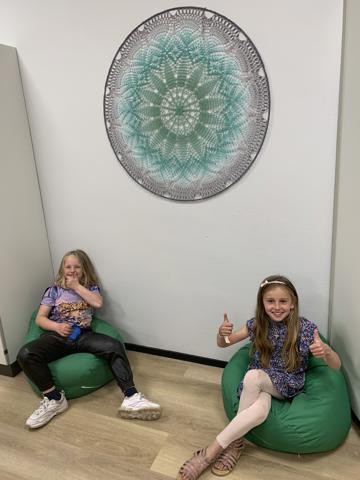 Twee BSO kinderen zitten in een zitzak