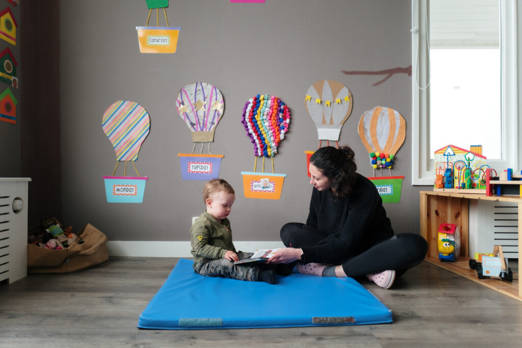 Pedagogisch medewerker met kind Big Ben Kids Wassenaar