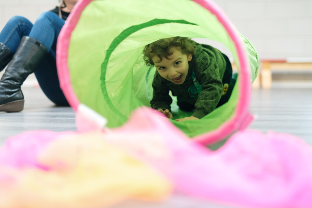 Kind kruipt in speeltunnel bij Big Ben Kids Wassenaar