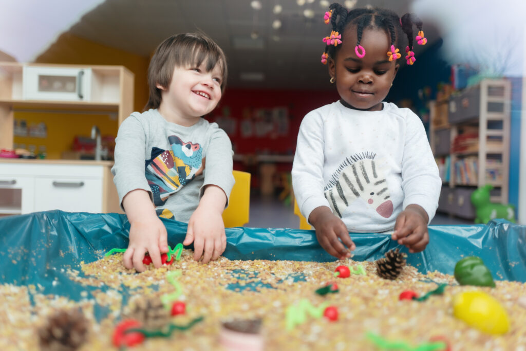Kinderen spelen met speelgoed op de internationale opvang bij big ben kids