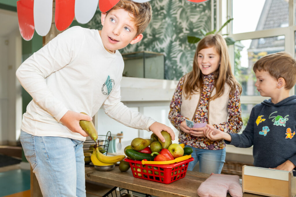 Kinderen spelen winkeltje op de bso