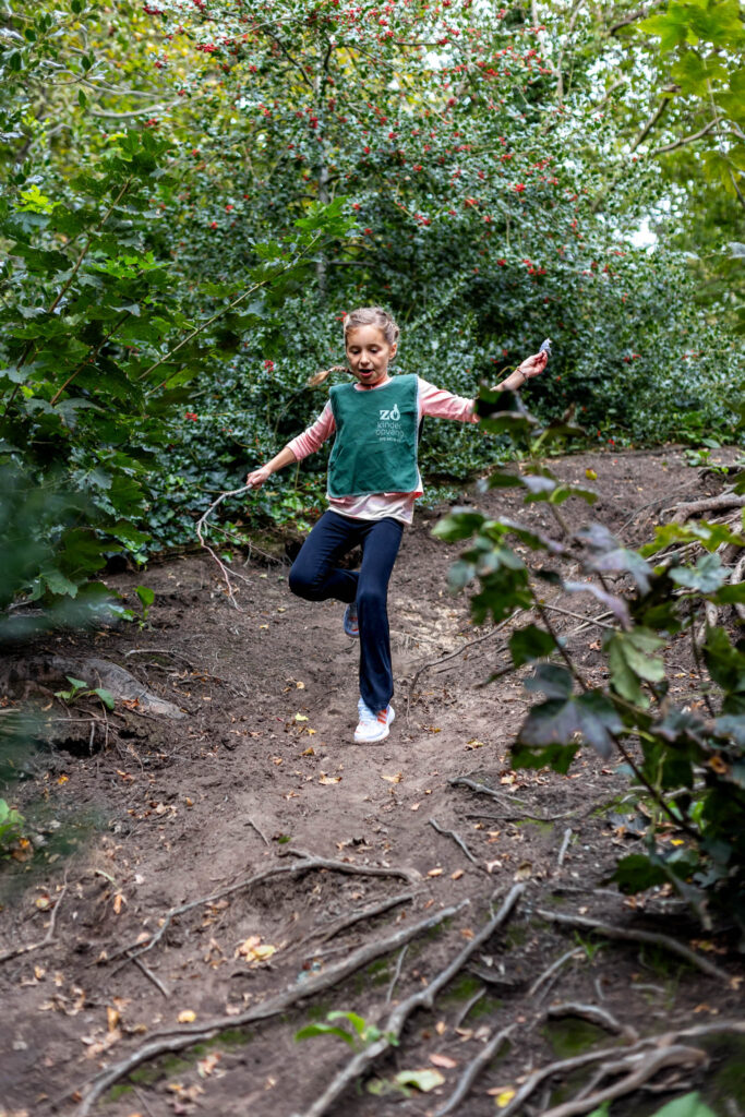 Meisje speelt buiten bij de outdoor bso