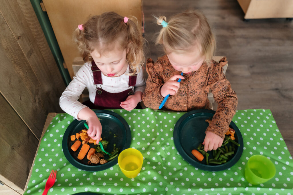Kinderen eten groente op de kinderopvang