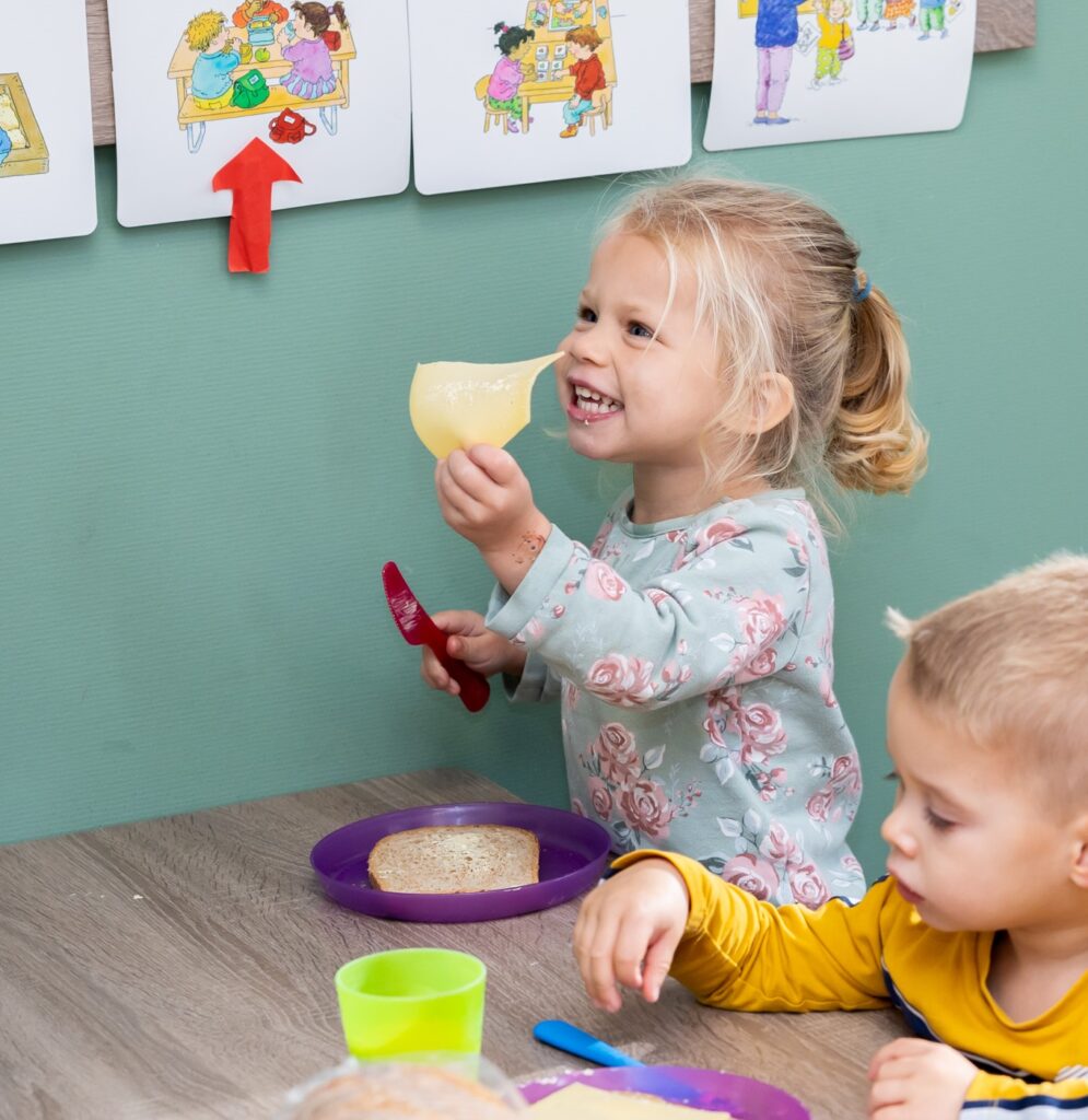 Kinderen zijn aan het eten op de kinderopvang