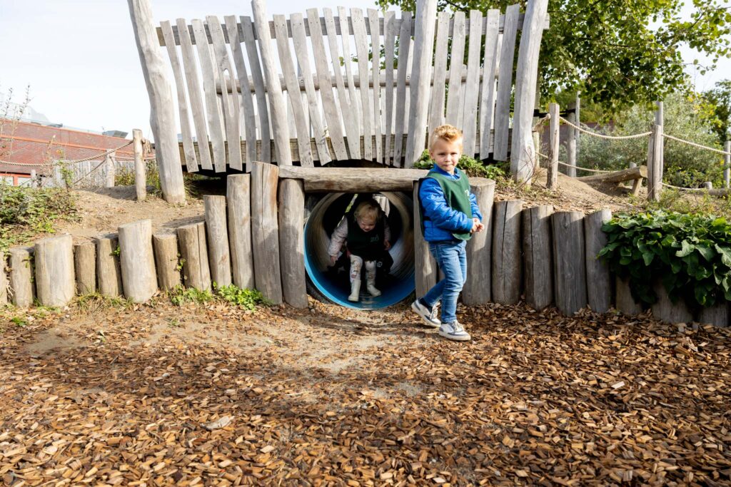 Kinderen op ontdekkingstocht in de speeltuin bij de kinderopvang