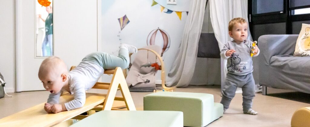 Twee kinderen zijn aan het spelen op de kinderopvang