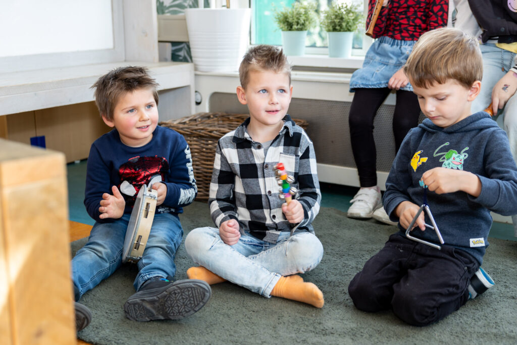 Kinderen bespelen instrumenten tijdens de muziekles op de buitenschoolse opvang